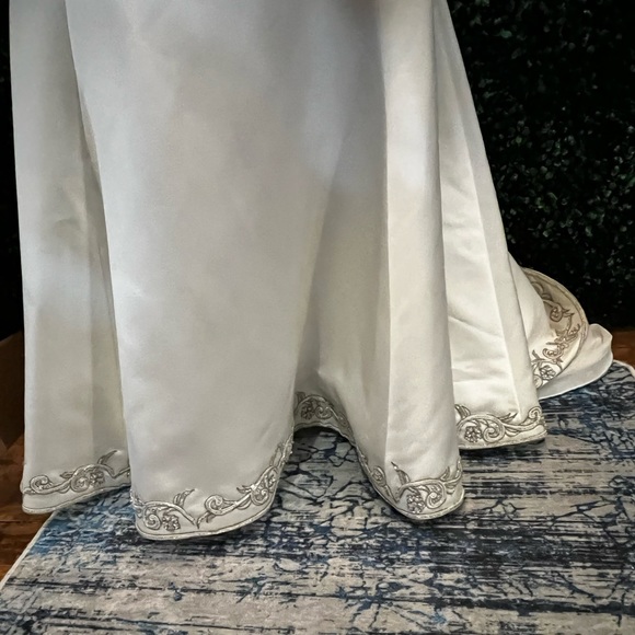 Wedding gown NWOT - Picture 9 of 12